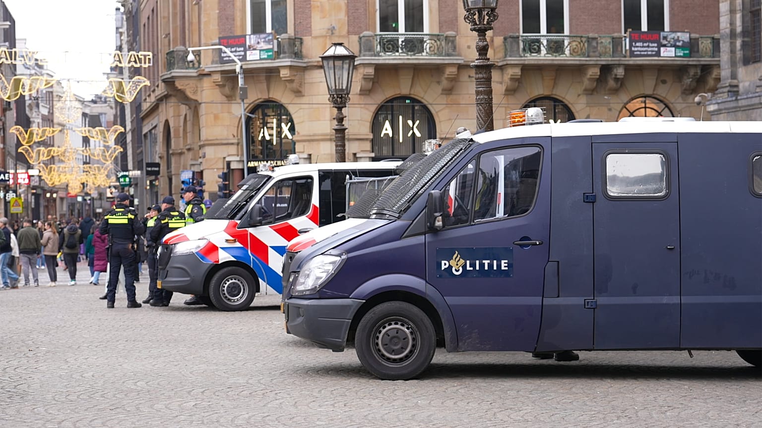 Presença policial na Praça Dam, em Amesterdão, Países Baixos, no sábado, 9 de novembro de 2024.