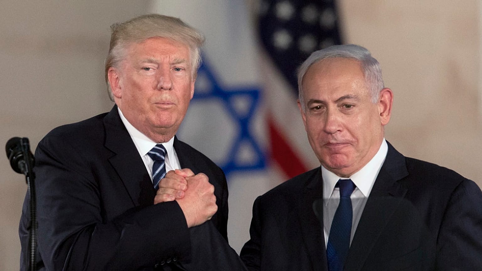 الرئيس دونالد ترامب ورئيس الوزراء الإسرائيلي بنيامين نتنياهو يتصافحان في المتحف الإسرائيلي، الثلاثاء، 23 مايو، 2017. 