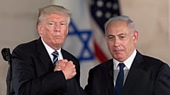 الرئيس دونالد ترامب ورئيس الوزراء الإسرائيلي بنيامين نتنياهو يتصافحان في المتحف الإسرائيلي، الثلاثاء، 23 مايو، 2017. 