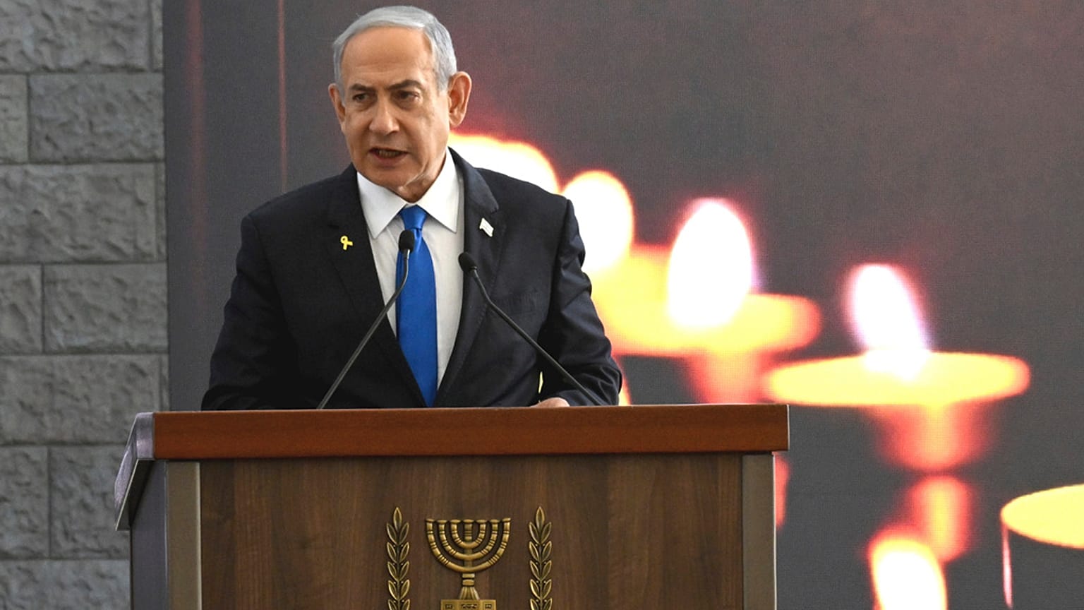Israels Ministerpräsident Benjamin Netanjahu spricht bei einer Gedenkfeier für den 7. Oktober 2023