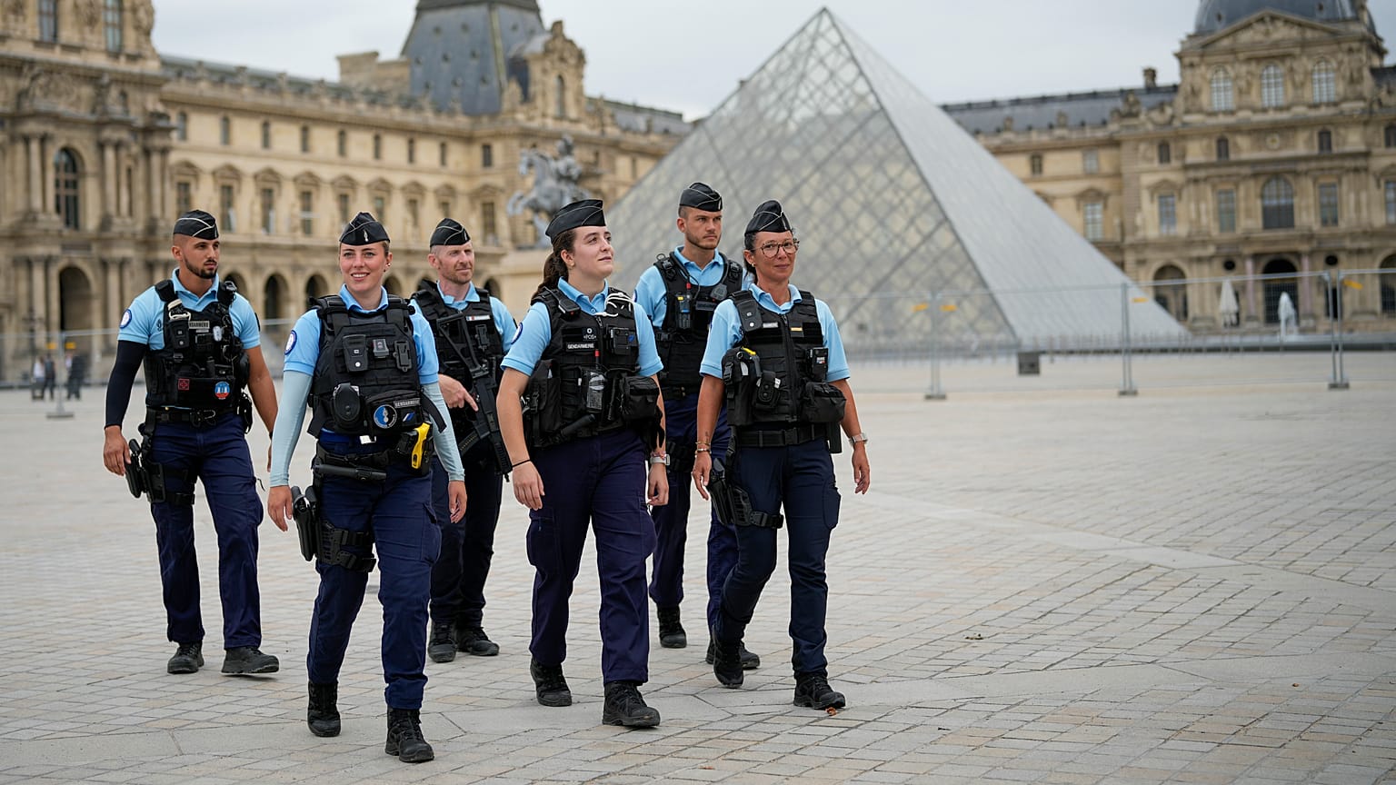 La policía francesa patrulla una plaza cerca del Louvre en París antes de la ceremonia de apertura de los Juegos Olímpicos de Verano 2024, 26 de julio de 2024.