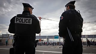 Des policiers sont présents avant le match de la Ligue des Nations de l'UEFA entre la France et le Danemark au Stade de France à Saint Denis, le vendredi 3 juin 2022.