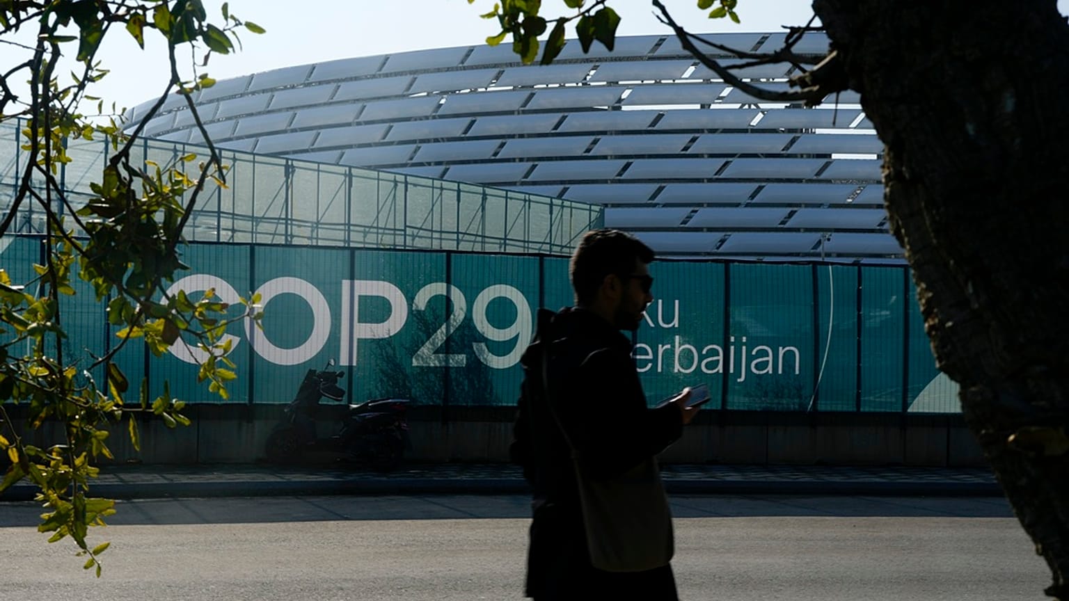 شخص يسير قرب الملعب الأولمبي في باكو، موقع قمة المناخ COP29، الأحد 10 نوفمبر 2024، بأذربيجان.