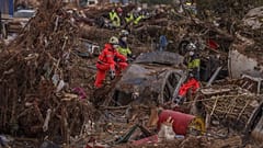 Serviços de emergência removem carros numa área afetada por inundações em Catarroja, 3 de novembro, 2024
