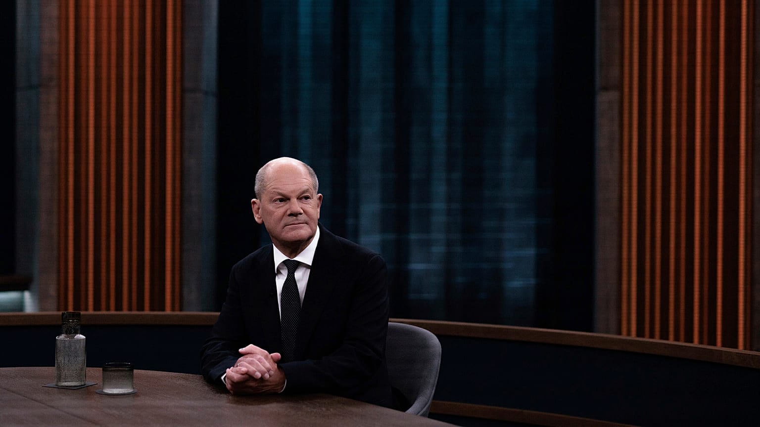 Le chancelier allemand Olaf Scholz dans le studio de télévision de l'émission ARD 'Caren Miosga' avant le début d'une interview en direct à Berlin, dimanche 10 novembre 2024.
