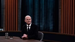 O chanceler alemão Olaf Scholz senta-se no estúdio de televisão do programa "Caren Miosga" da ARD antes do início da entrevista em direto em Berlim, 10 de novembro de 2024