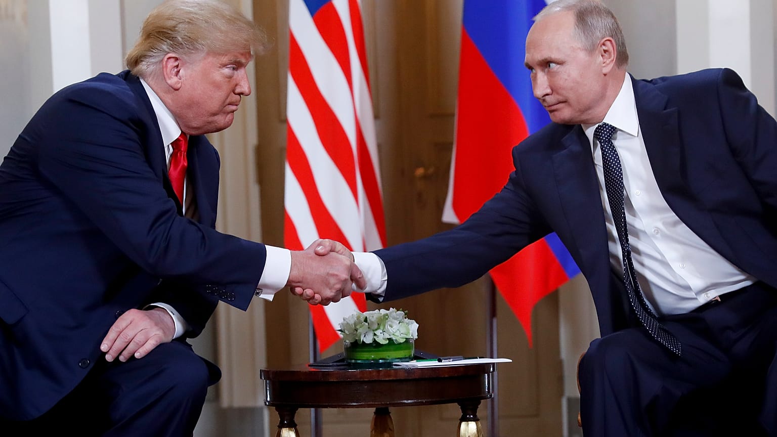 Photo datant de 2018 où Donald Trump serre la main de Vladimir Poutine lors d'un sommet à Helsinki en Finlande