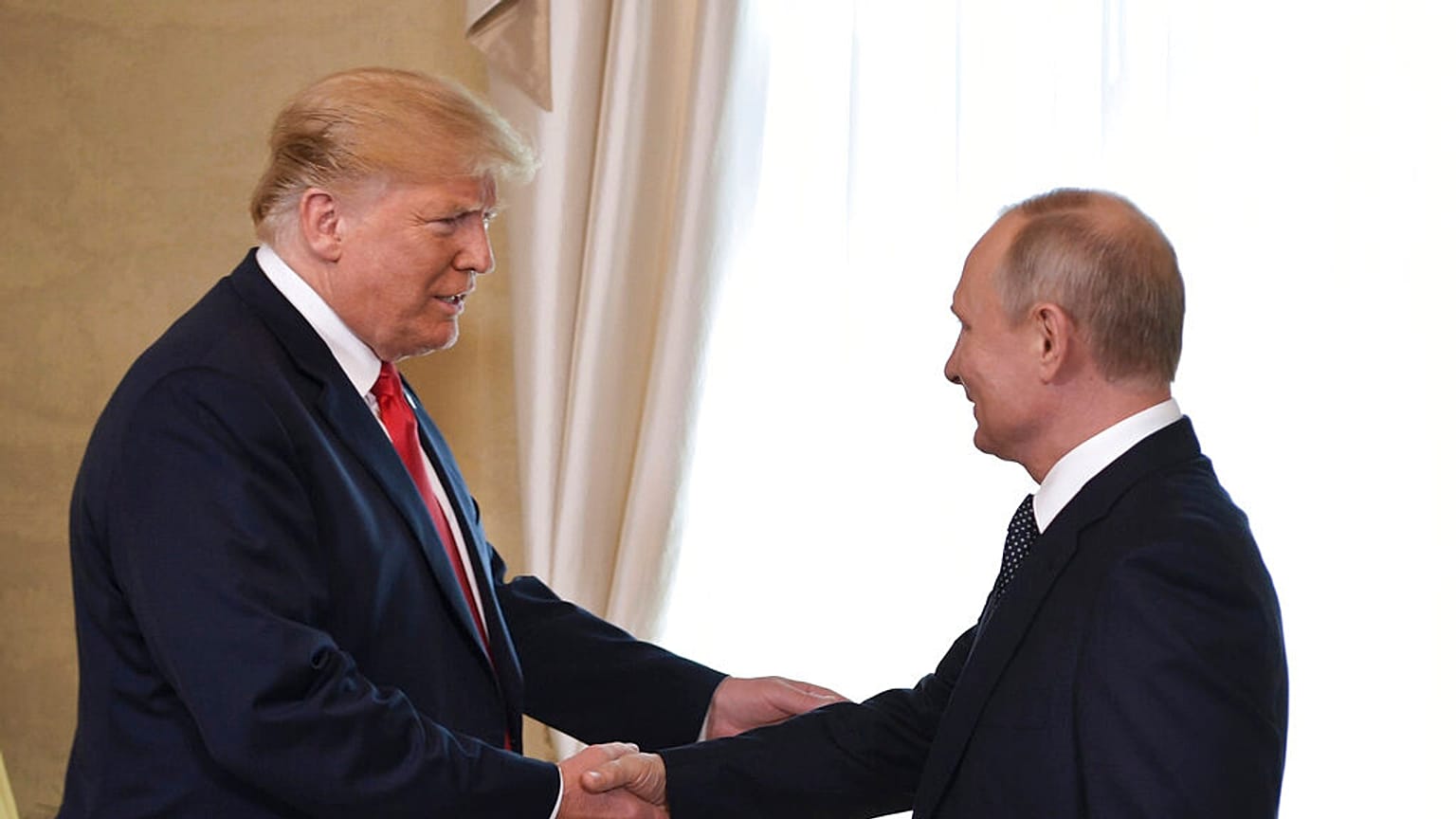 O Presidente dos EUA, Donald Trump, e o Presidente da Rússia, Vladimir Putin, à direita, dão as boas-vindas um ao outro no Palácio Presidencial em Helsínquia, Finlândia, segunda-feira, 16 de julho de 2018