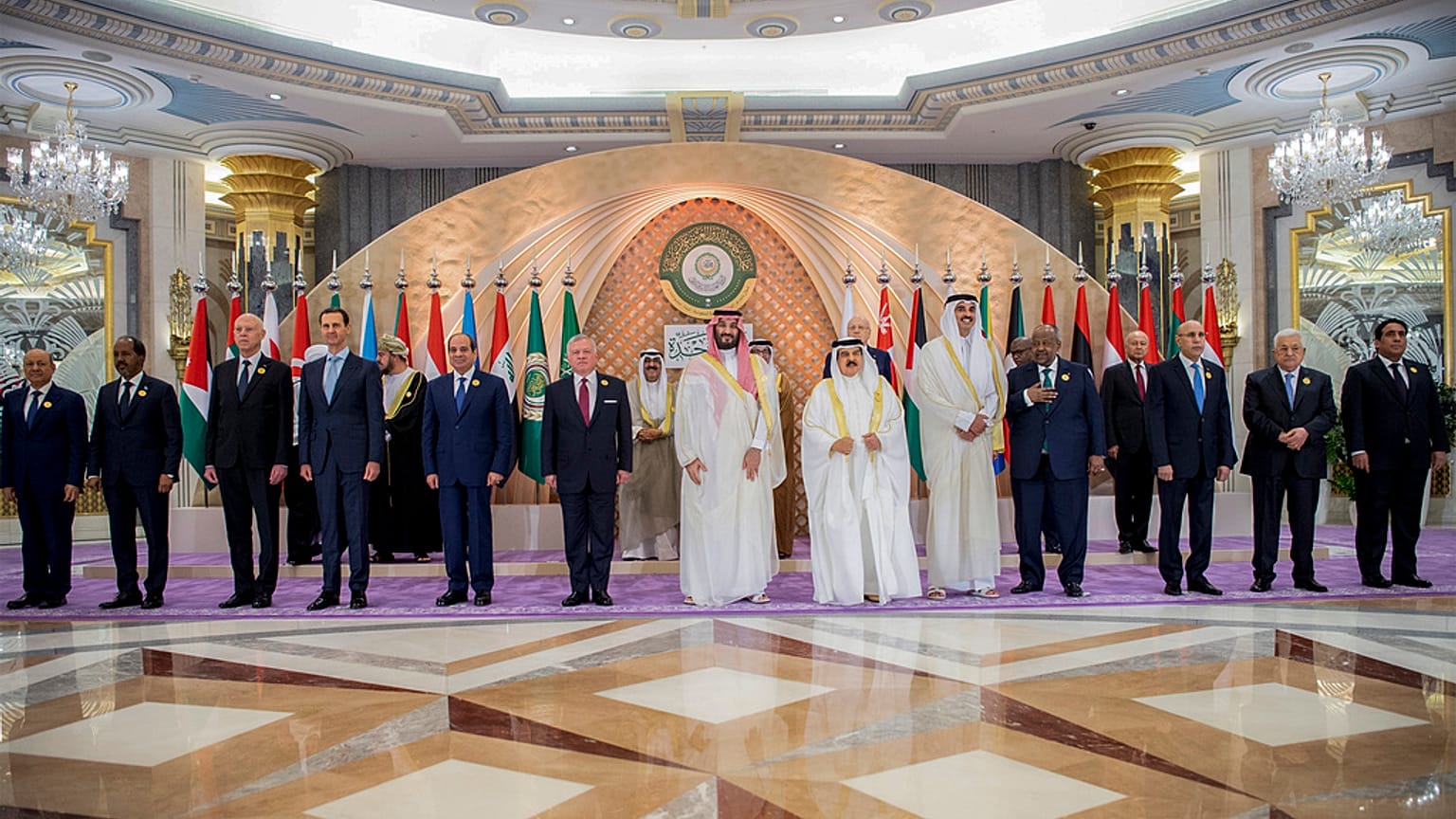 قادة الدول العربية يقفون لالتقاط صورة جماعية قبل انعقاد القمة العربية في جدة، المملكة العربية السعودية، الجمعة، 19 مايو/أيار2023.