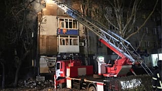 Kurtarma görevlileri Zaporijya'da Rus hava saldırısı sonucu yıkılan bir konutun enkazını temizliyor.