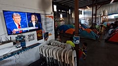Meksika'nın Tijuana kentindeki bir göçmen barınağındaki televizyonda Donald Trump ile Kamala Harris'in münazarası yayınlanıyor, 10 Eylül 2024.