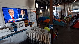 Meksika'nın Tijuana kentindeki bir göçmen barınağındaki televizyonda Donald Trump ile Kamala Harris'in münazarası yayınlanıyor, 10 Eylül 2024.