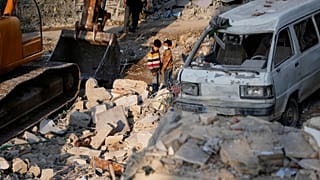 Deux enfants palestiniens au milieu de gravats à Gaza.