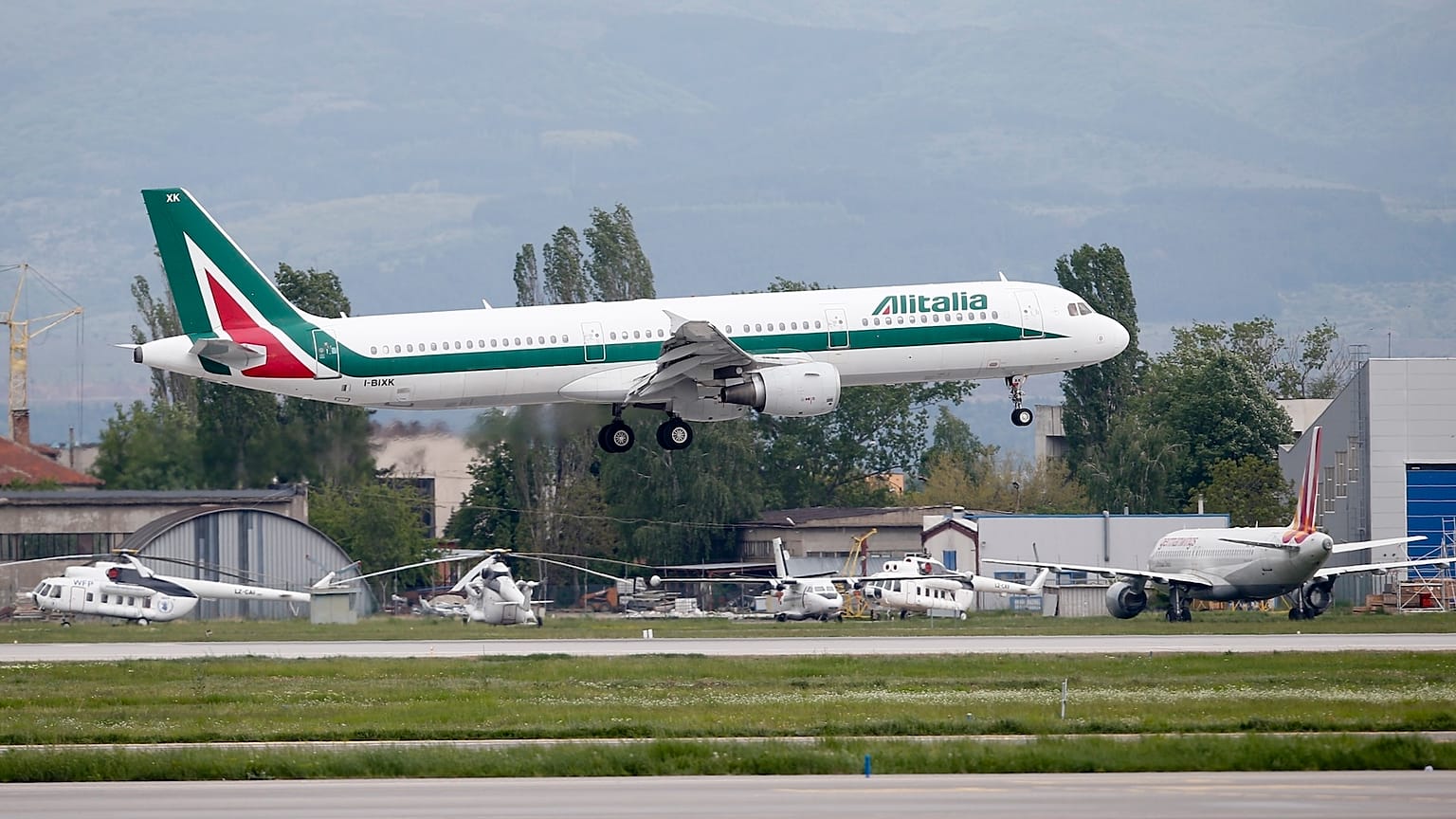 Dateibild einer Alitalia-Maschine beim Start vom Flughafen Sofia in Bulgarien