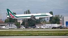 Imagem de ficheiro de um avião da Alitalia a descolar do aeroporto de Sófia, na Bulgária
