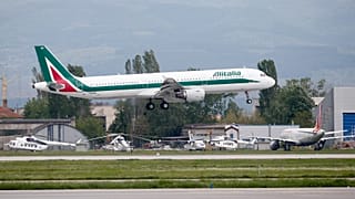 Φωτογραφία αρχείου με αεροπλάνο της Alitalia που απογειώνεται από το αεροδρόμιο της Σόφιας στη Βουλγαρία