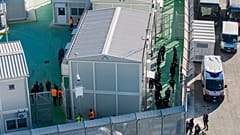 Vista aérea do centro de acolhimento de migrantes construído pela Itália no porto de Shengjin, Albânia, 8 de novembro de 2024