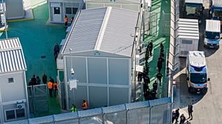 Luftaufnahme der von Italien errichteten Aufnahmeeinrichtung für Migranten im Hafen von Shengjin, Albanien, 8. November 2024