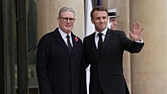 O Presidente francês, Emmanuel Macron, posa com o Primeiro-Ministro britânico, Keir Starmer, no Palácio do Eliseu, em Paris.
