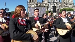 Les mariachis se réunissent à Mexico pour battre le record du monde de jeu et de chant en harmonie.