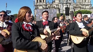 Les mariachis se réunissent à Mexico pour battre le record du monde de jeu et de chant en harmonie.