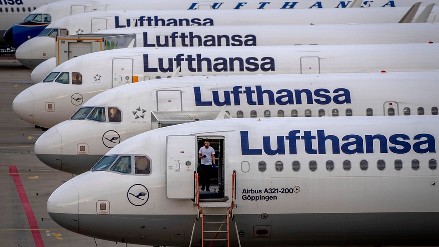 ARCHIV. Lufthansa-Flugzeuge sind am Freitag, 2. September 2022, auf dem Flughafen in Frankfurt geparkt.