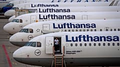 ARCHIV. Lufthansa-Flugzeuge sind am Freitag, 2. September 2022, auf dem Flughafen in Frankfurt geparkt.