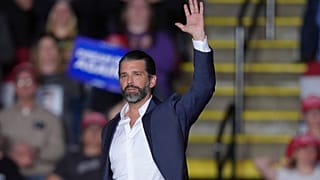 دونالد ترامب جونيور، يلوح بيده وهو يغادر المنصة بينما يتحدث والده الرئيس الأمريكي المنتخب دونالد ترامب في تجمع انتخابي، 4 نوفمبر/تشرين الثاني 2024
