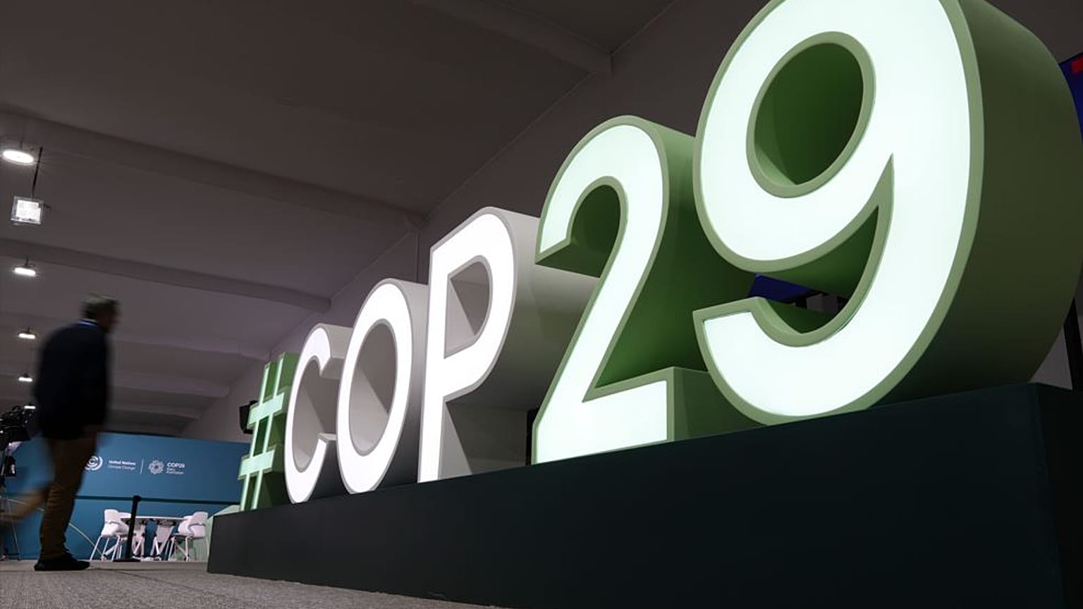 Cartel que da la bienvenida a la COP29