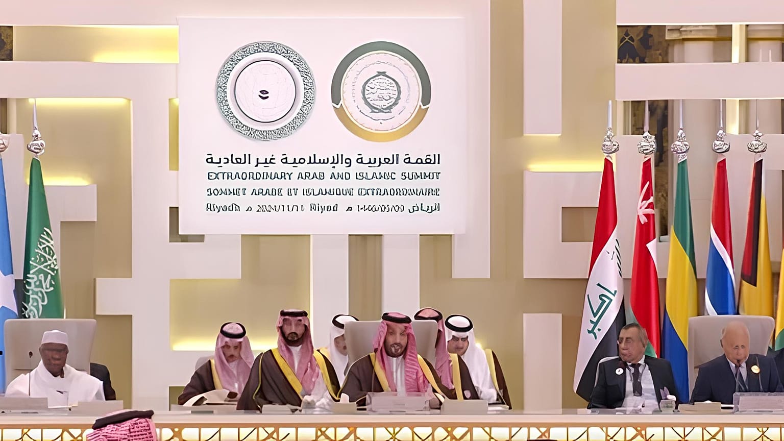 ولي العهد السعودي يتحدث في افتتاح القمة.