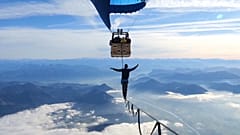 Dois alemães atravessaram uma faixa esticada entre dois balões de ar quente a cerca de 2500 metros de altura. . 