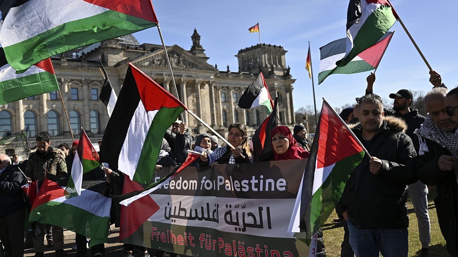 Izrael-ellenes tüntetés a berlini Reichstag előtt