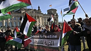 Izrael-ellenes tüntetés a berlini Reichstag előtt