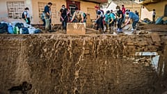 Voluntários e habitantes limpam a lama no início de novembro na cidade valenciana de Paiporta.