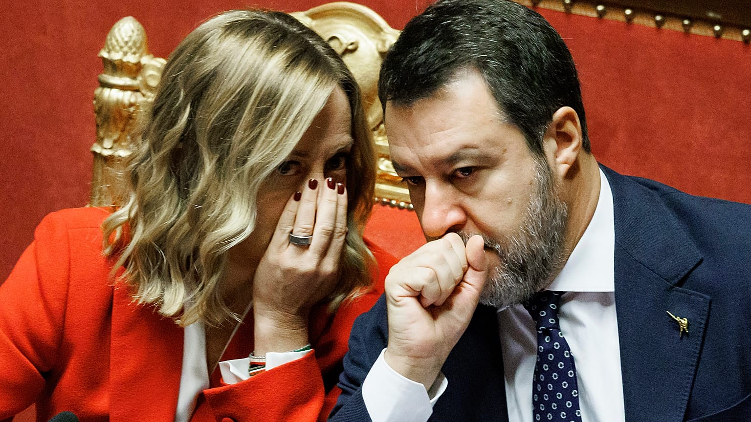 La presidente del Consiglio Giorgia Meloni e il ministro Matteo Salvini, al centro delle polemiche di questi giorni a Bologna, ritratti in Senato il mese scorso 