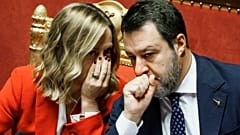 La presidente del Consiglio Giorgia Meloni e il ministro Matteo Salvini, al centro delle polemiche di questi giorni a Bologna, ritratti in Senato il mese scorso 