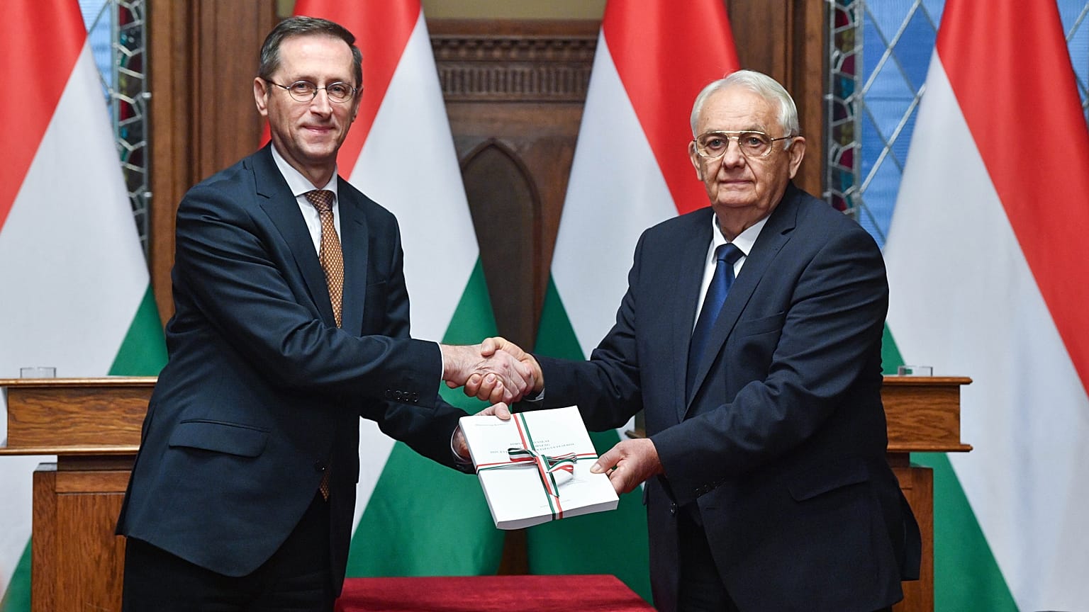 Varga Mihály pénzügyminiszter átadja a 2025-ös költségvetés tervezetét Latorcai Jánosnak, az Országgyűlés alelnökének 2024. november 11-én