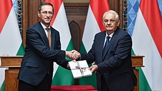 Varga Mihály pénzügyminiszter átadja a 2025-ös költségvetés tervezetét Latorcai Jánosnak, az Országgyűlés alelnökének 2024. november 11-én