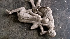 Esta foto facilitada por el Parque Arqueológico de Pompeya muestra los moldes número 21 y 22, realizados en 1914, de la Casa del Criptopórtico de Pompeya, Italia.