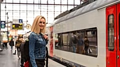 Senhora numa plataforma de um comboio europeu