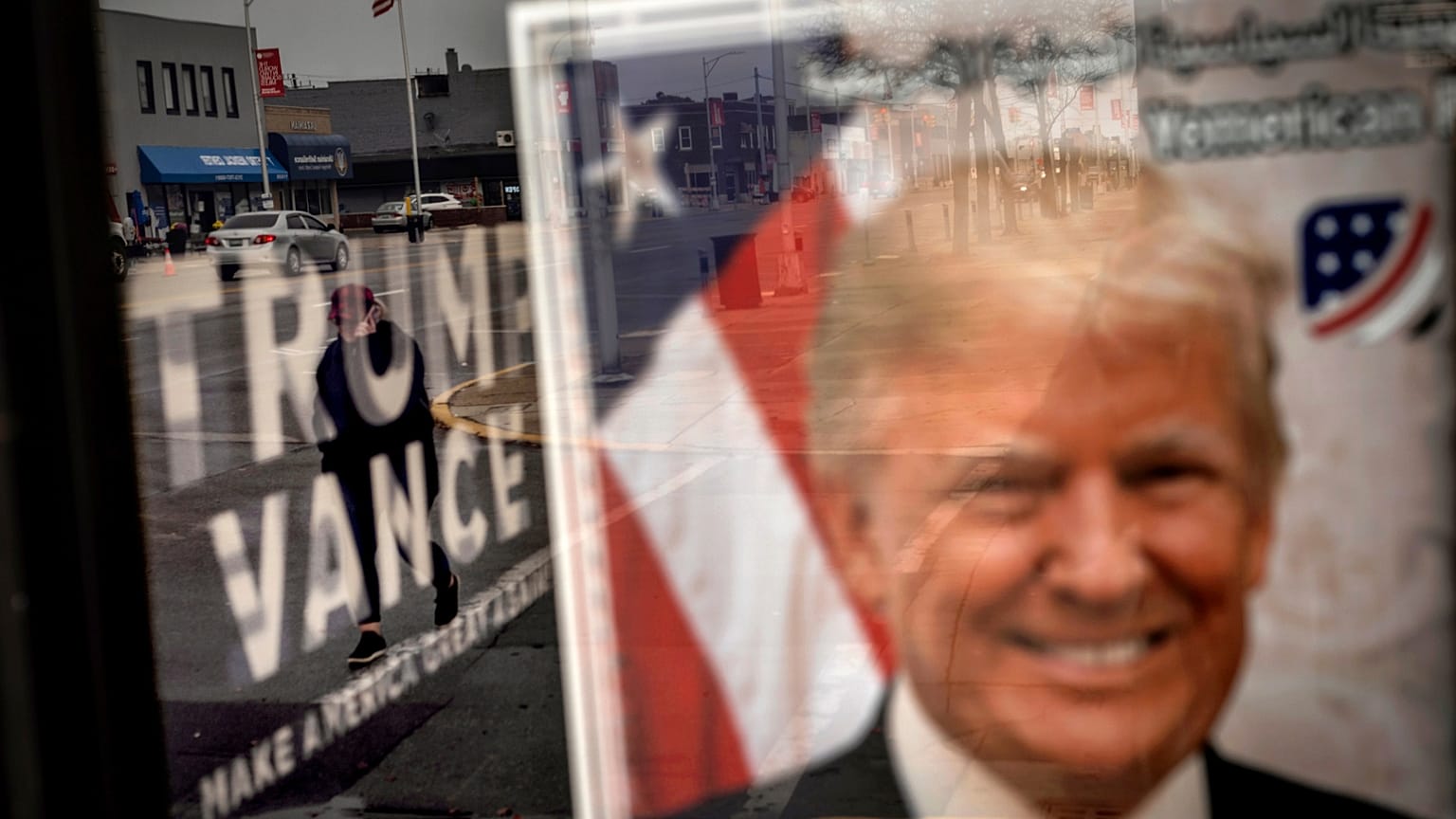 Archivo: Una imagen de Donald Trump cuelga de la ventana de una oficina de campaña.