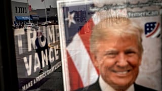 Ein Bild des republikanischen Präsidentschaftskandidaten und ehemaligen Präsidenten Donald Trump hängt im Fenster eines Wahlkampfbüros.