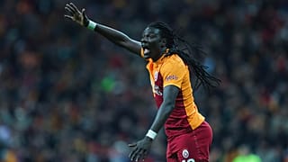 Bafetimbi Gomis, 17 Mart 2022'de oynanan Galatasaray - Barcelona maçı esnasında görüntüleniyor