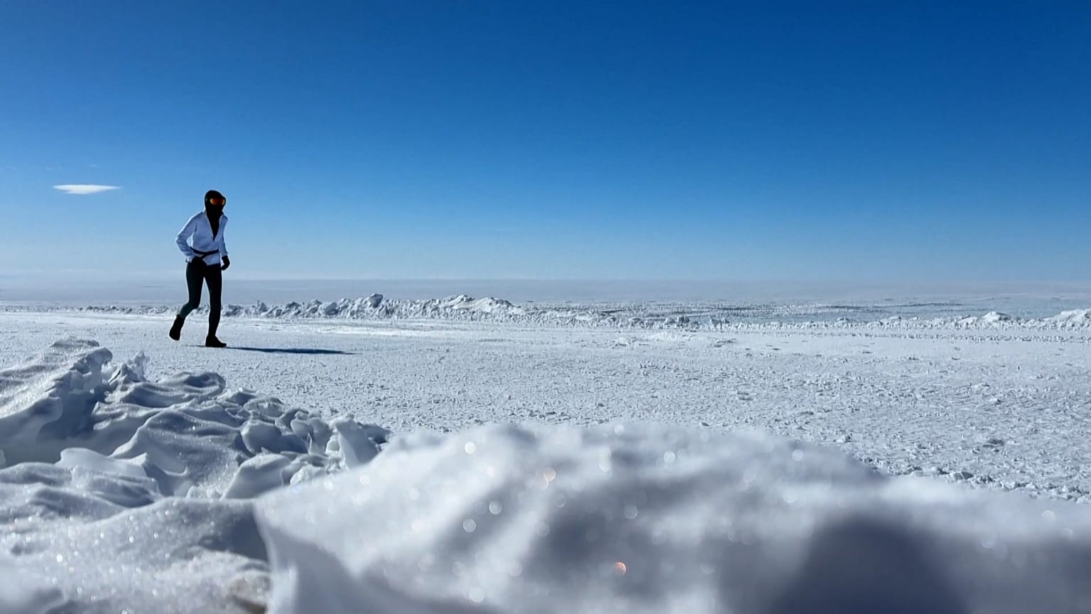 Um corredor durante a corrida de resistência Antarctic Ice Ultra, na Antárctida, em 07.11.2024