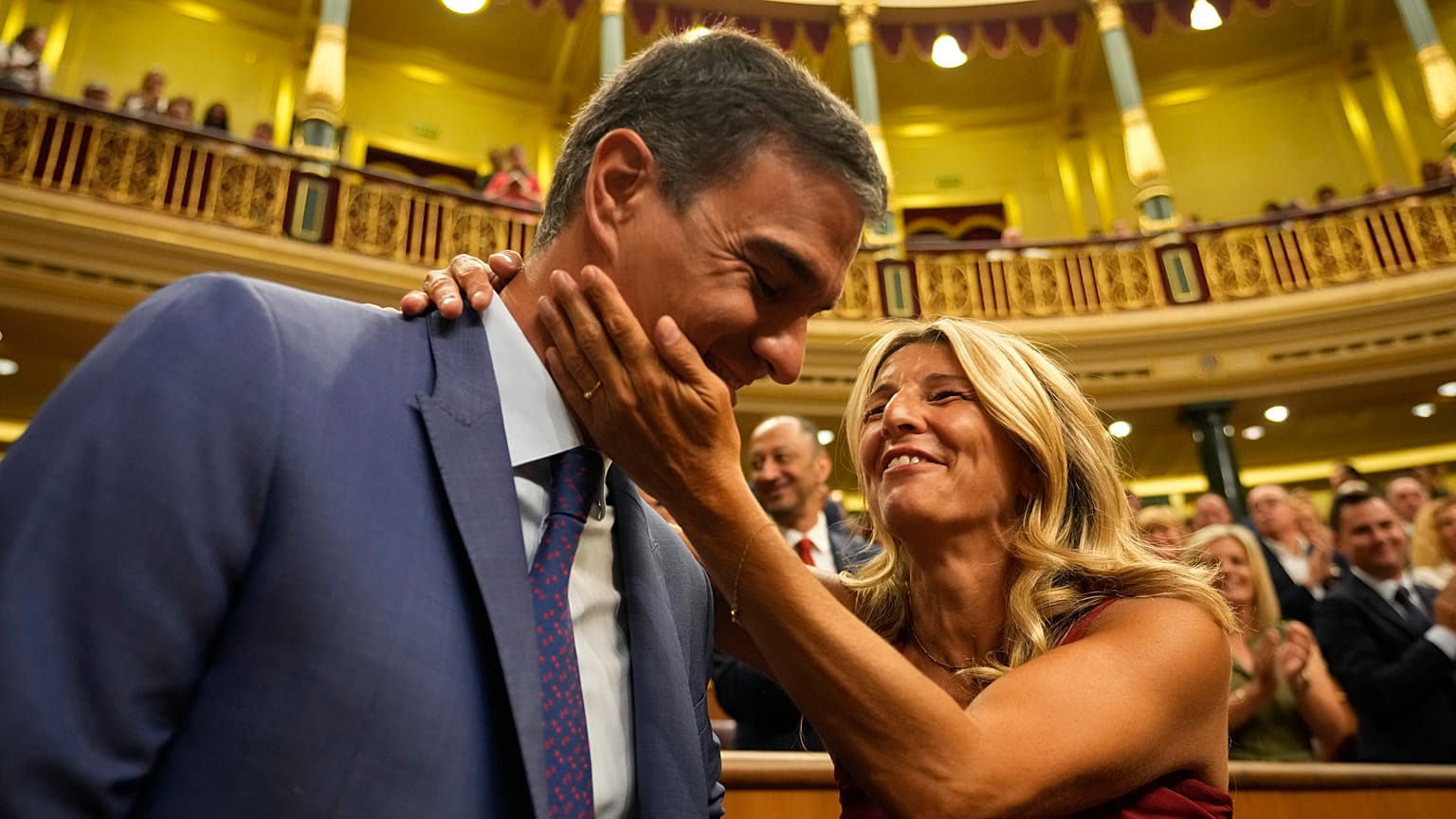 Yolanda Díaz, del grupo parlamentario Sumar y vicepresidenta, junto a Pedro Sánchez, del grupo parlamentario PSOE y presidente del Gobierno.