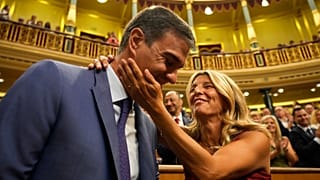 Yolanda Díaz, del grupo parlamentario Sumar y vicepresidenta, junto a Pedro Sánchez, del grupo parlamentario PSOE y presidente del Gobierno.