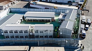 Vue aérienne du  centre de rétention italien pour migrants dans le port albanais de Shengjin.