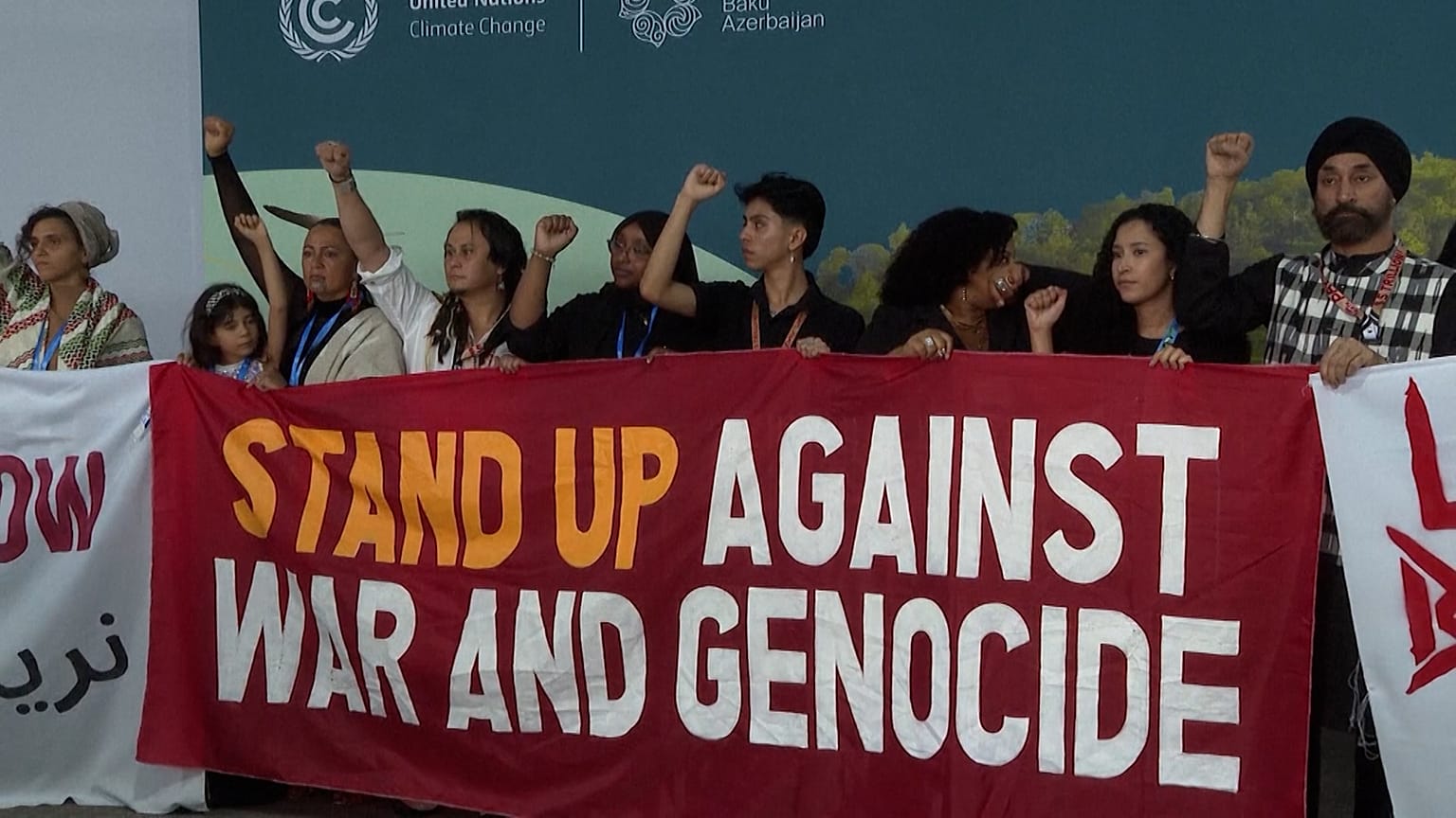 Activistas numa manifestação silenciosa pela paz em Gaza, durante a COP29, Baku, Azerbaijão, 11.11.2024