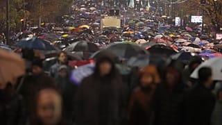 Люди идут во время акции протеста после обрушения бетонного навеса на железнодорожном вокзале в Нови-Саде, в результате которого погибли 14 человек, в Белграде, Сербия, понедельник, 11 ноября 2024 года.