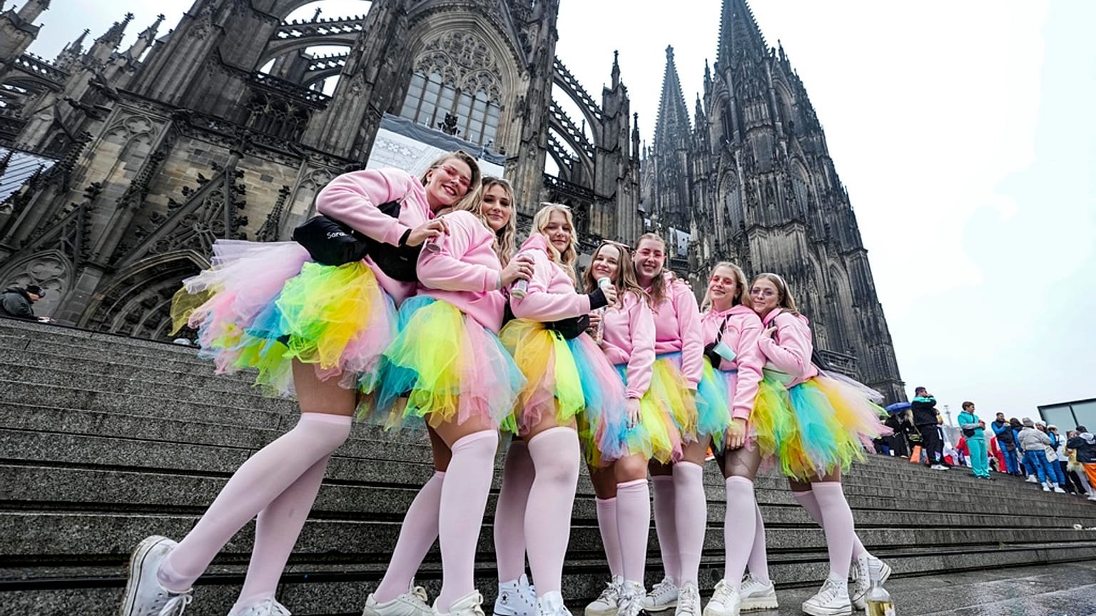 Des fêtards costumés posent devant la cathédrale de Cologne à l'occasion du lancement du carnaval.
